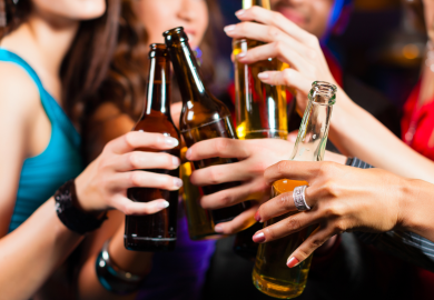 Perché gli adolescenti fanno abuso di alcol?