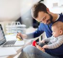 I papà scelgono la famiglia: il 71% usa il congedo parentale esteso consentito in azienda