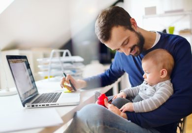 I papà scelgono la famiglia: il 71% usa il congedo parentale esteso consentito in azienda