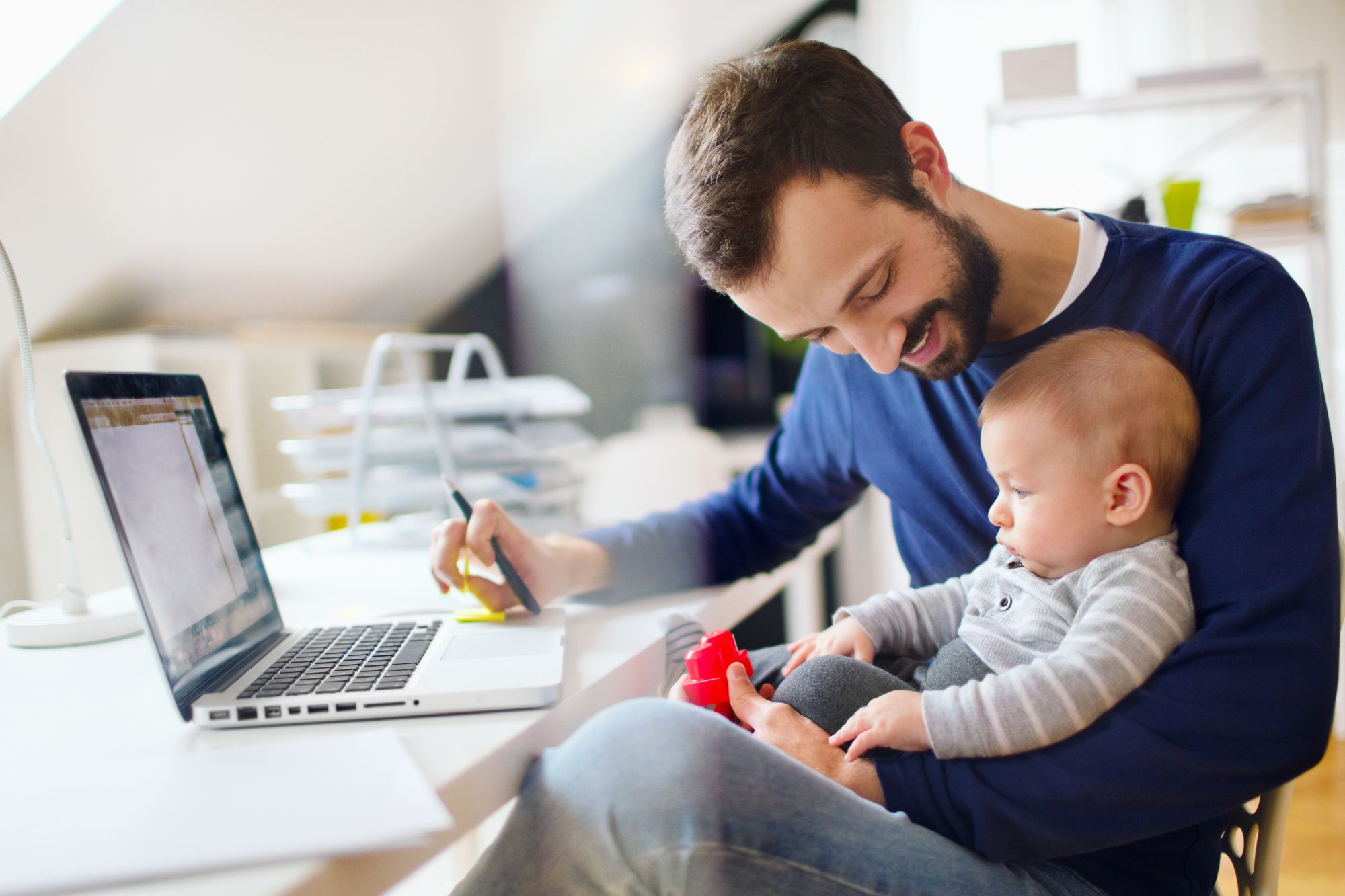 “Ho avuto un figlio e voglio vederlo crescere”, cosa pensano i papà Millennials. L’indagine