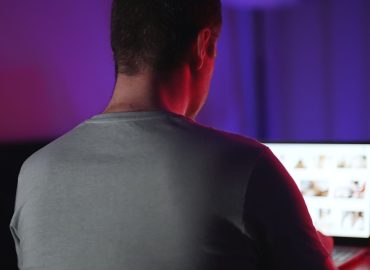 Quando il piacere si nasconde dietro lo schermo, il disagio sessuale dei giovani italiani