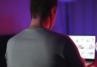 Quando il piacere si nasconde dietro lo schermo, il disagio sessuale dei giovani italiani