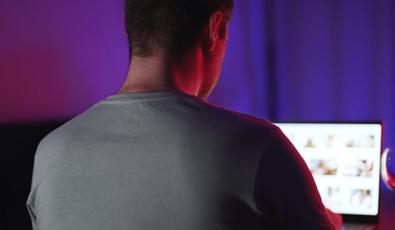 Quando il piacere si nasconde dietro lo schermo, il disagio sessuale dei giovani italiani