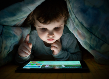 Zittire i capricci con i ‘ciucci digitali’, una soluzione a breve termine che potrebbe costare cara