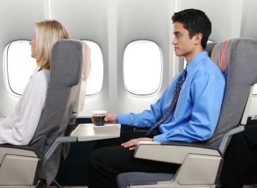 Raw-dogging, il trend estremo che trasforma i viaggi in aereo in una sfida di resistenza