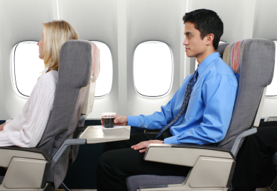 Raw-dogging, il trend estremo che trasforma i viaggi in aereo in una sfida di resistenza