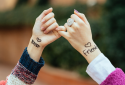 La verità dietro il National Girlfriends Day