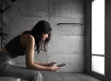 Valditara: “Smartphone armi di distruzione di massa”, sono la causa degli hikikomori?