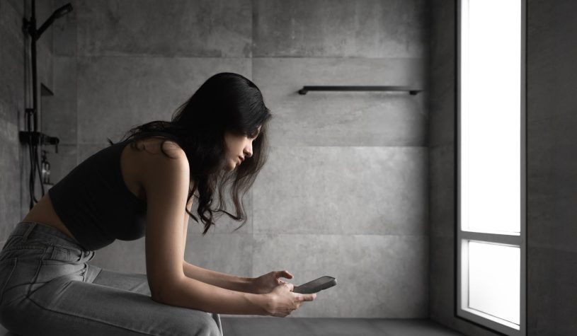 Valditara: “Smartphone armi di distruzione di massa”, sono la causa degli hikikomori?