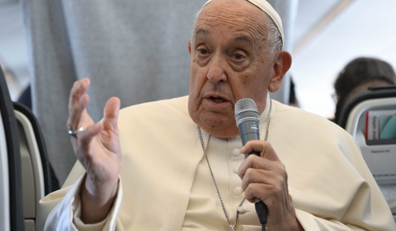 Papa Francesco: “L’Italia ha bisogno dei migranti perché non nascono più bambini”
