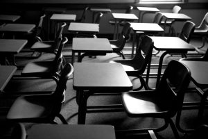banchi di scuola vuoti