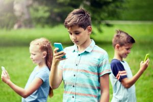 Adolescenti Con Lo Smartphone