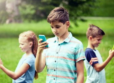 Stop agli smartphone per gli under 14, ai social per gli under 16: la petizione di esperti e vip