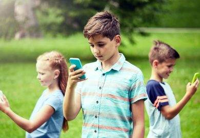 Stop agli smartphone per gli under 14, ai social per gli under 16: la petizione di esperti e vip
