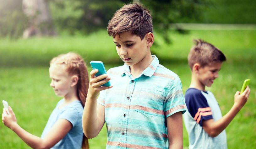 Giovani prigionieri del digitale? Per il World Happiness Report l’algoritmo è il problema