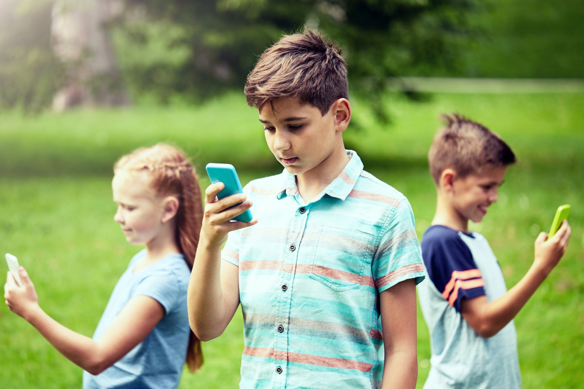 Stop agli smartphone per gli under 14, ai social per gli under 16: la petizione di esperti e vip