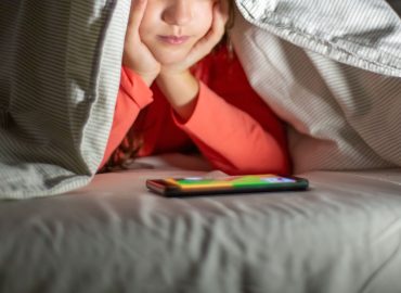Smartphone e sonno, Svezia: “No ai bimbi sotto i 2 anni”