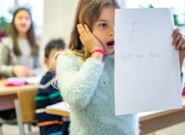 Dal voto in condotta ai giudizi “Ottimo” o “insufficiente”: come Valditara cambia la Scuola