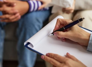 Omicidio a Paderno Dugnano, gli esperti: “Società violenta. La scuola fa troppo poco”