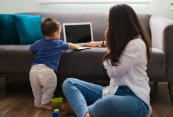 Fecondazione in vitro? “Non per le mamme single” e il caso finisce in Corte costituzionale