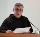 “Anche per San Francesco prima l’amore per i figli, poi gli animali”, Padre Fortunato difende il Papa