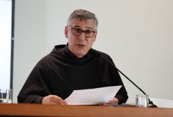 “Anche per San Francesco prima l’amore per i figli, poi gli animali”, Padre Fortunato difende il Papa