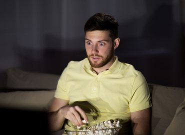 Guardare la Tv per più di 5 ore aumenta del 44% il rischio di demenza (e non solo)