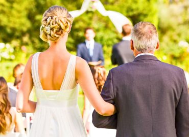 “Il papà non deve accompagnare la sposa all’altare”: così la Svezia crea polemica