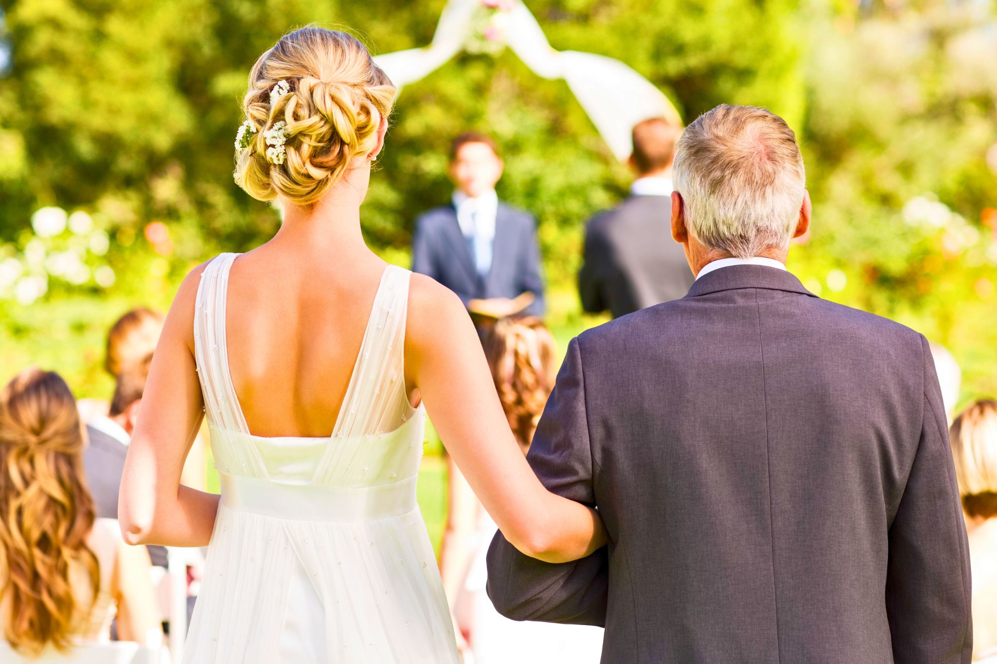 “Il papà non deve accompagnare la sposa all’altare”: così la Svezia crea polemica