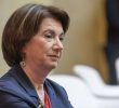 Congedi parentali paritari, Roccella contraria all’obbligo: “Il lavoro va cambiato adattandolo ai corpi delle donne”