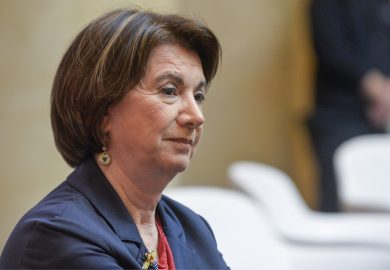 Maternità surrogata, Roccella chiede ai medici di “segnalare casi sospetti”. Secca la replica: “Non siamo obbligati a denunciare”