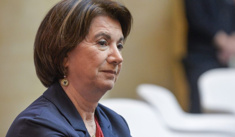 Maternità surrogata, Roccella chiede ai medici di “segnalare casi sospetti”. Secca la replica: “Non siamo obbligati a denunciare”