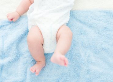 Un papà ha dipinto la casa di azzurro per la nascita del figlio