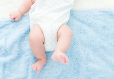 Un papà ha dipinto la casa di azzurro per la nascita del figlio