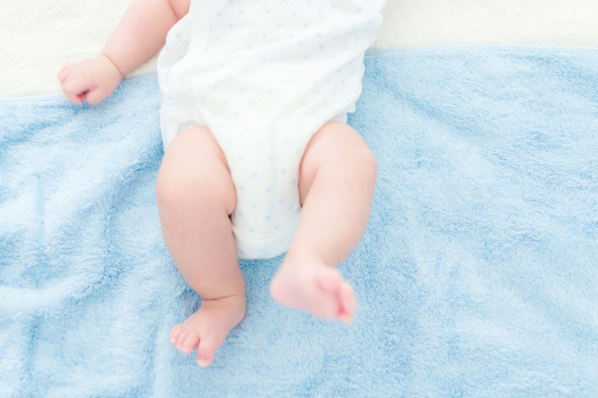 Un papà ha dipinto la casa di azzurro per la nascita del figlio