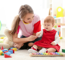 Baby-sitter: in nero, donne e specializzate, ecco come le vorrebbero le famiglie italiane