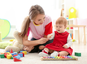 Baby-sitter: in nero, donne e specializzate, ecco come le vorrebbero le famiglie italiane