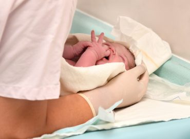 “Senza cuore”, infermiera attacca sui social mamma che lascia figlia in ospedale. Aperta indagine disciplinare