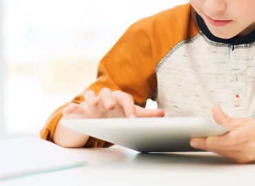 Per accedere ai porno bisognerà essere maggiorenni: cosa prevede il nuovo regolamento Agcom