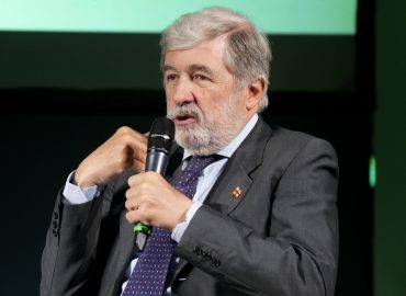 Liguria, scontro tra candidati. Bucci: “Fare figli successo della società”. Pd: “È il medioevo”