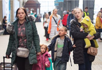 Manovra, ‘tassa’ sulla cittadinanza e stretta sulle agevolazioni agli immigrati: cosa cambia