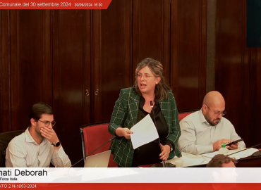 “Per essere sicuri che sia una donna deve essere madre”: bufera sulle parole della consigliera milanese