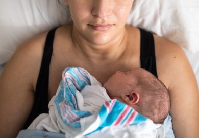 Due o tre figli tra i 24 e i 38 anni rallentano l’invecchiamento: lo studio