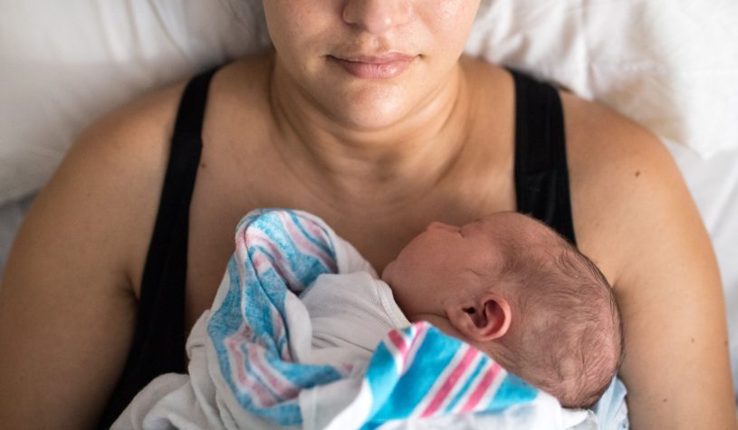 Due o tre figli tra i 24 e i 38 anni rallentano l’invecchiamento: lo studio