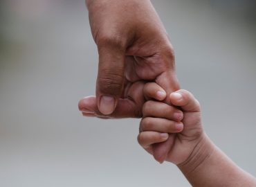 Denatalità, la Grecia investe un miliardo di euro all’anno: “Altri 20 entro il 2035”