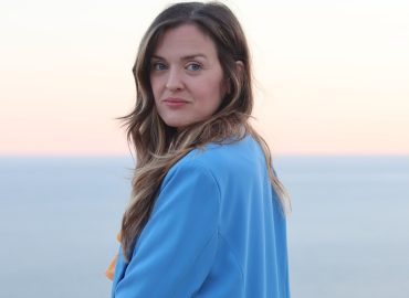 “Bambolotto, me lo fai un sorriso?” Chi è Maura Bloom, la comica che “molesta” gli uomini