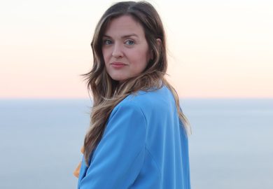 “Bambolotto, me lo fai un sorriso?” Chi è Maura Bloom, la comica che “molesta” gli uomini