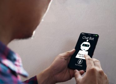 Ragazzi online, tra algoritmi e solitudine digitale. Oltre la metà usa l’Ai, ma solo 1 su 5 sa davvero come funziona