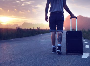 Crescono gli espatriati e sono i giovani o gli over 65 italiani. Ecco perché