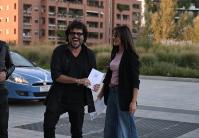 Ambra Angiolini: “Sa cosa significa la parola ‘pace’?”, l’hater aveva criticato la famiglia allargata con Renga